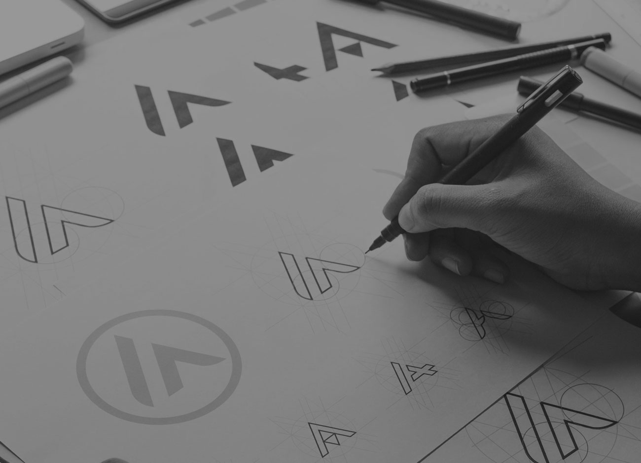 SCUOLA DISEÑO ESCUELA BOCETO SKETCH BLANCO Y NEGRO PERSONA DIBUJANDO LOGOTYPE DESIGN