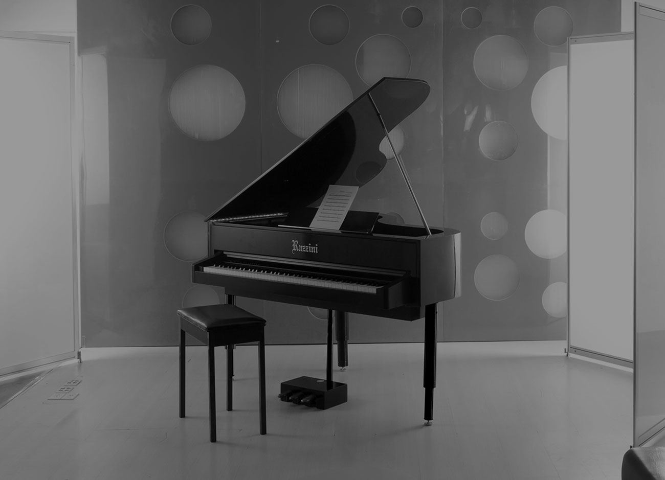 diseño de piano negro blanco y negro razzini concept design